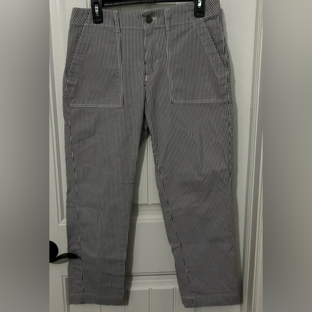 Gap women’s size 8 blue and white striped capris